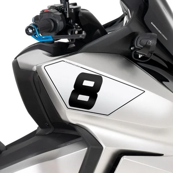 Plaques latérales Barracuda kit complet (support et Plaques numéro)HONDA 750 FORZA 750 – 2021 – 2023Ref : BAR0572 / HF7400-21